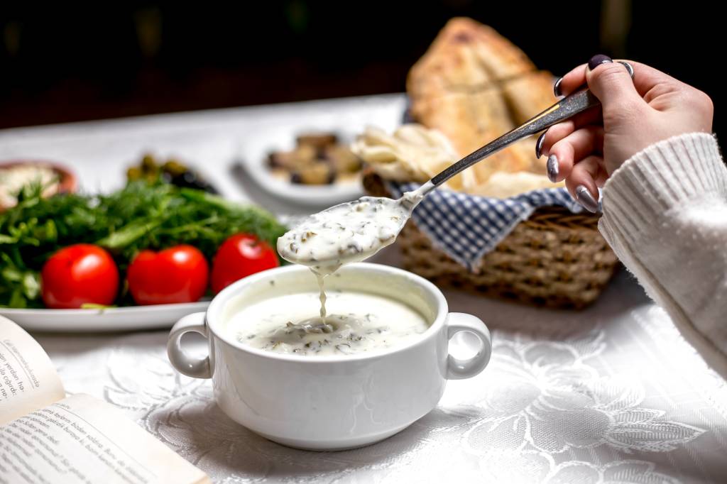 6 molhos que salvam qualquer prato: receitas pra transformar o básico