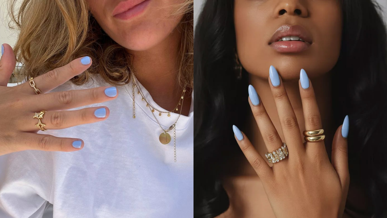 Duas mulheres exibem unhas pintadas de azul claro. À esquerda, uma mulher branca com cabelo loiro e camiseta branca mostra as unhas curtas e arredondadas, usando anéis dourados. À direita, uma mulher negra com cabelo escuro e boca com gloss mostra unhas longas e pontiagudas, com anéis dourados e um anel cravejado de pedras