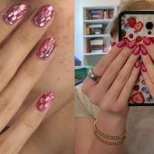 Duas fotos lado a lado de mãos com unhas decoradas. À esquerda, unhas ovais com esmalte rosa e detalhes quadriculados brilhantes. À direita, mãos segurando um celular com capa de frutas vermelhas, unhas ovais pintadas de vermelho vibrante, anéis e pulseiras douradas. Ao fundo, uma estante de livros