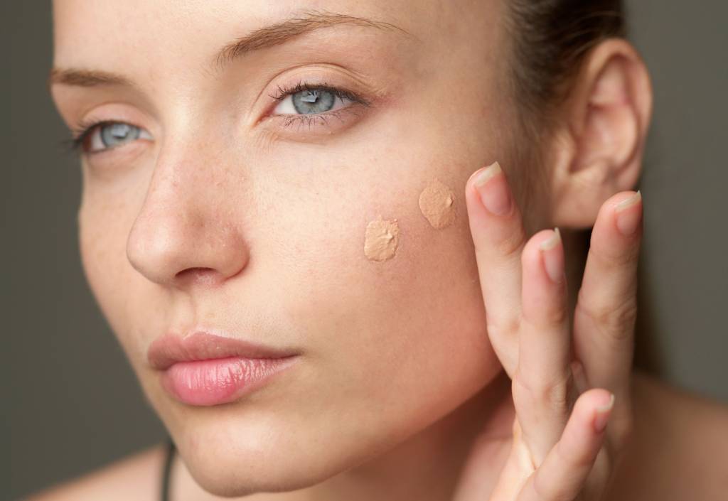 Protetor solar com cor realmente protege mais? Descubra o que dizem os dermatologistas