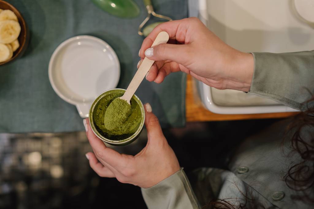Tomei chlorella por 7 dias como vi no TikTok — e meu corpo reagiu mal