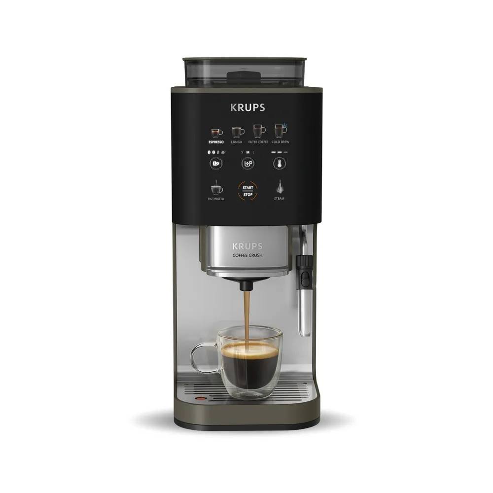 M&aacute;quina de caf&eacute; Krups preta e prata, com painel de controle digital exibindo op&ccedil;&otilde;es de bebidas como espresso e cold brew, e um copo de vidro transparente recebendo caf&eacute;