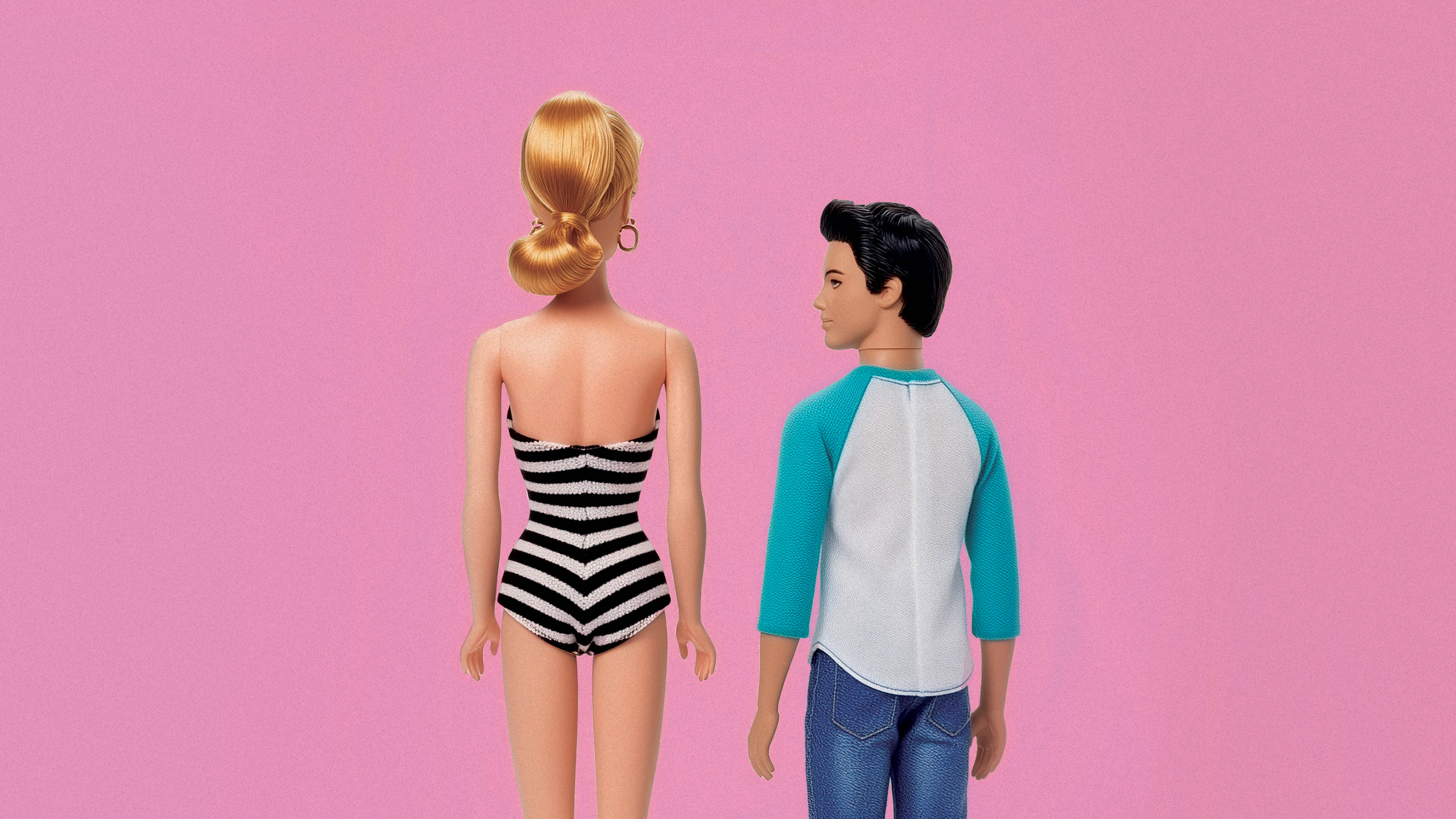Boneca Barbie loira de costas com maiô listrado preto e branco, e boneco Ken de perfil olhando para ela, vestindo camiseta azul e branca com jeans, em fundo rosa