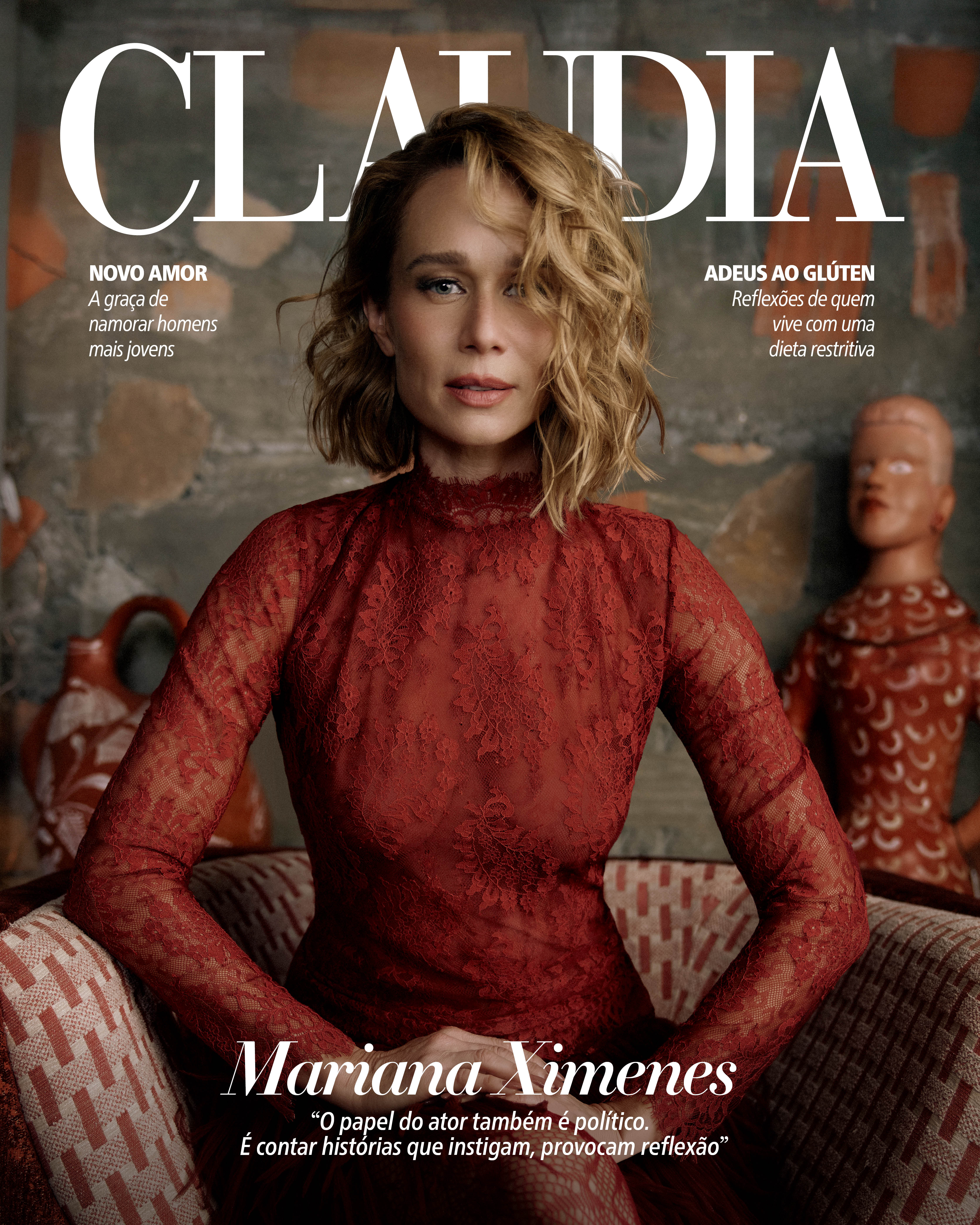 Capa da revista Claudia com Mariana Ximenes sentada, olhando para frente, vestindo um vestido de renda vermelho. Ela tem cabelos loiros ondulados e maquiagem leve. T&iacute;tulos: Novo Amor, Adeus ao Gl&uacute;ten e Mariana Ximenes: O papel do ator tamb&eacute;m &eacute; pol&iacute;tico