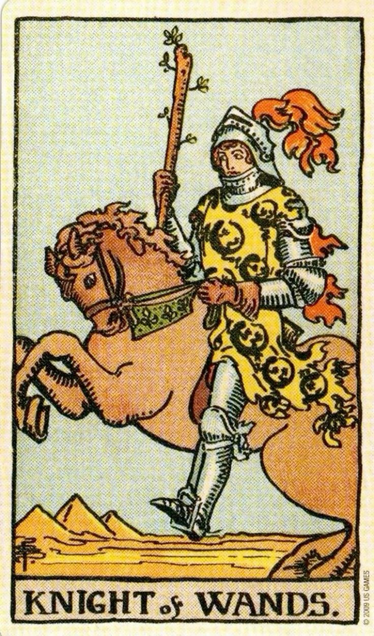 Cavaleiro em armadura prateada e t&uacute;nica amarela com salamandras pretas, montado em cavalo marrom, segurando um bast&atilde;o com folhas verdes. Ao fundo, montanhas amarelas e c&eacute;u claro. Abaixo, o texto KNIGHT of WANDS