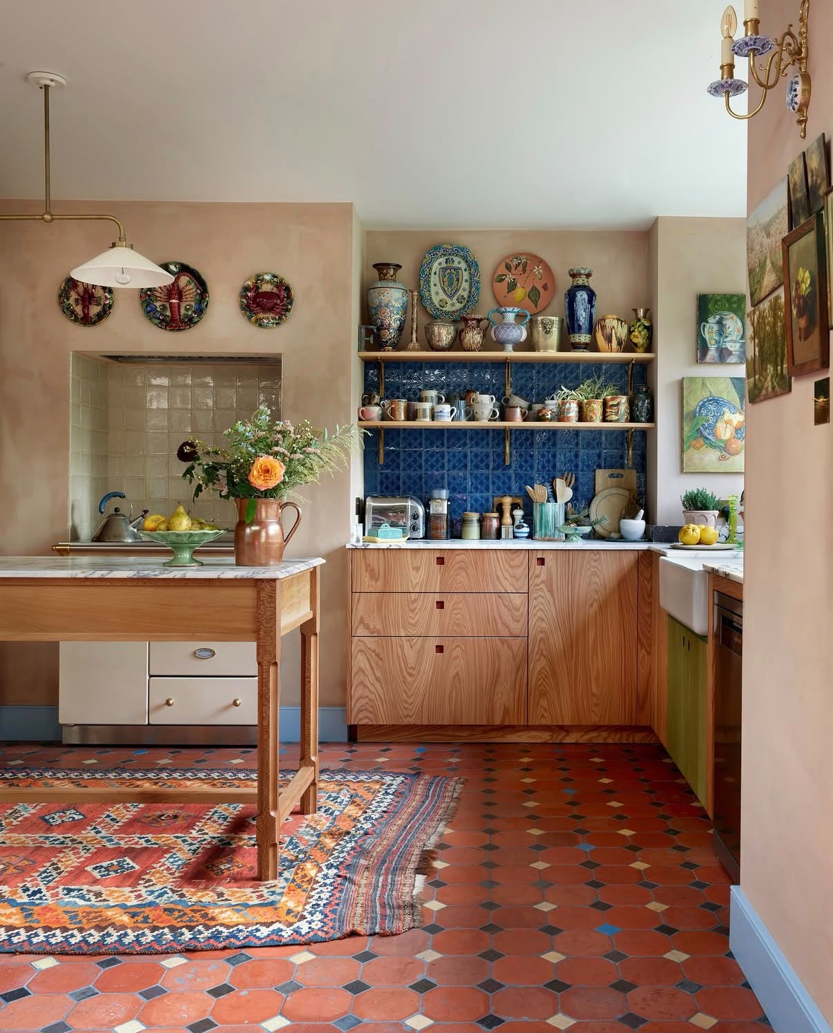 D&eacute;cor brit&acirc;nica: o que &eacute;, como usar e inspira&ccedil;&otilde;es para uma casa charmosa digna do countryside