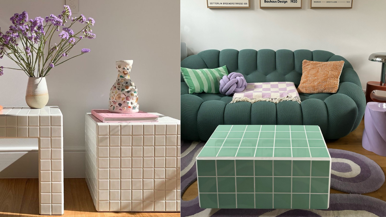 Dois ambientes decorados com móveis e objetos de design moderno. À esquerda, duas mesas de cabeceira brancas com vasos de flores roxas e um livro rosa. À direita, um sofá verde com almofadas coloridas, uma mesa de centro verde e um tapete roxo