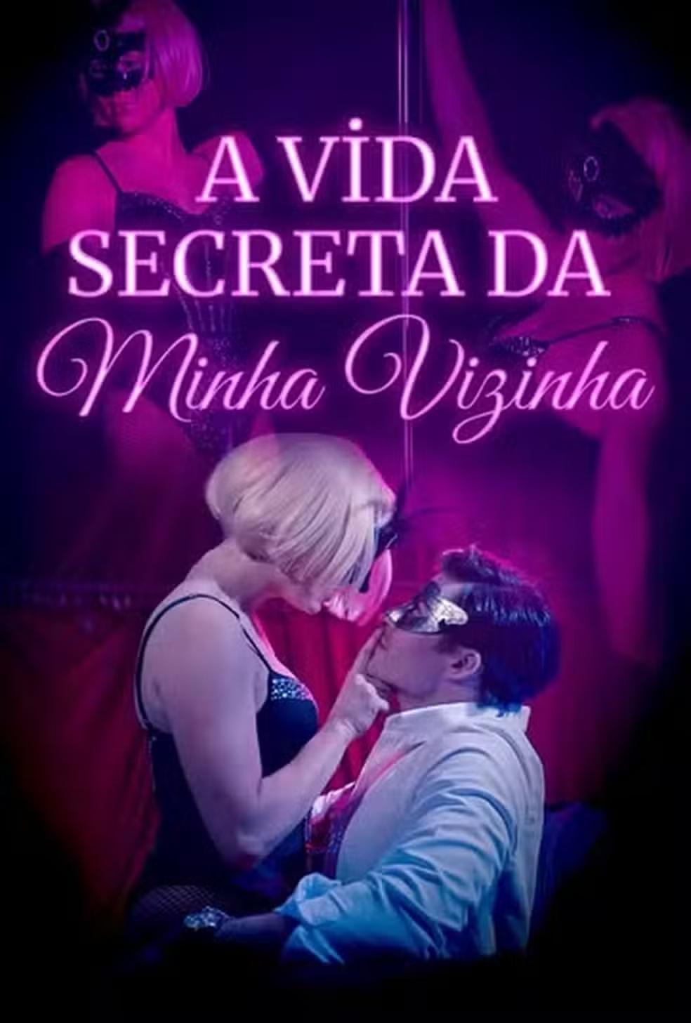 Capa de filme com t&iacute;tulo A Vida Secreta da Minha Vizinha. Uma mulher loira de bob, com m&aacute;scara preta e body brilhante, toca o rosto de um homem de camisa branca e m&aacute;scara dourada. Ao fundo, duas mulheres mascaradas em pole dance, tudo em tons de roxo e rosa