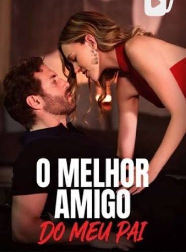 Uma mulher de cabelos longos e ondulados, usando um vestido vermelho, inclina-se sobre um homem barbudo de camisa preta, olhando-o intensamente. O texto O MELHOR AMIGO DO MEU PAI aparece em destaque, com O MELHOR AMIGO em branco e DO MEU PAI em vermelho. Um &iacute;cone de play branco est&aacute; no canto superior direito