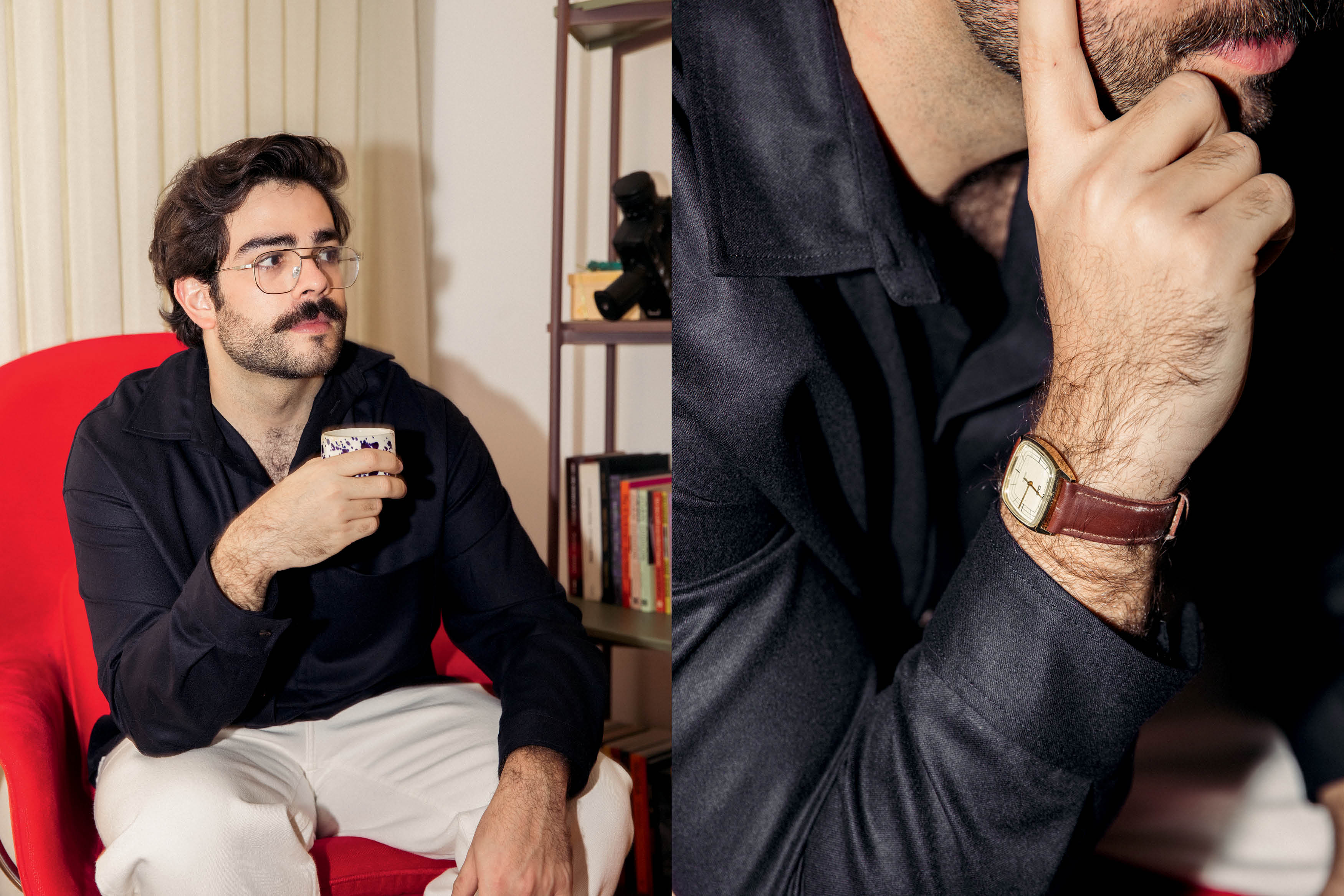 Homem de &oacute;culos, bigode e barba, vestindo camisa preta e cal&ccedil;a branca, sentado em poltrona vermelha, segurando uma x&iacute;cara. &Agrave; direita, detalhe do pulso com rel&oacute;gio de pulseira marrom e m&atilde;o tocando o rosto