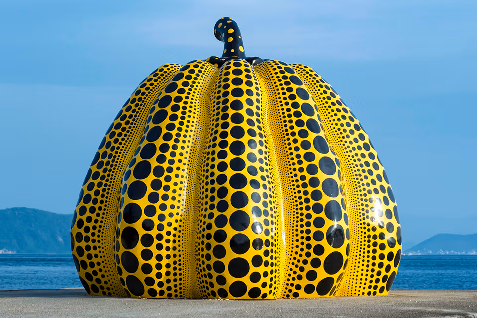 Pumpkin (1994), de Yayoi Kusama, transforma a ab&oacute;bora em um de seus s&iacute;mbolos mais reconhec&iacute;veis