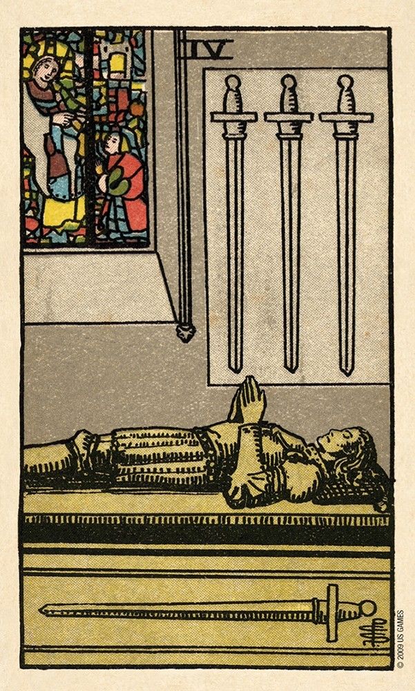 Carta de tar&ocirc; Quatro de Espadas. Um homem deitado em um t&uacute;mulo com as m&atilde;os em ora&ccedil;&atilde;o, tr&ecirc;s espadas penduradas acima e uma quarta espada abaixo. &Agrave; esquerda, um vitral mostra duas figuras, uma consolando a outra