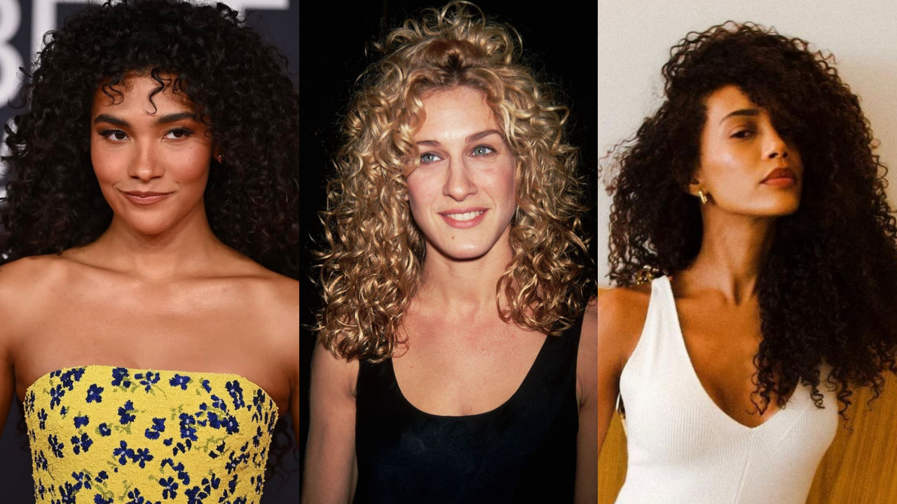 Três mulheres com cabelos cacheados. Da esquerda para a direita: uma mulher de pele morena com cachos escuros e um vestido tomara que caia amarelo com flores azuis; uma mulher branca com cachos loiros e um top preto; e uma mulher de pele morena com cachos escuros e um top branco de alças