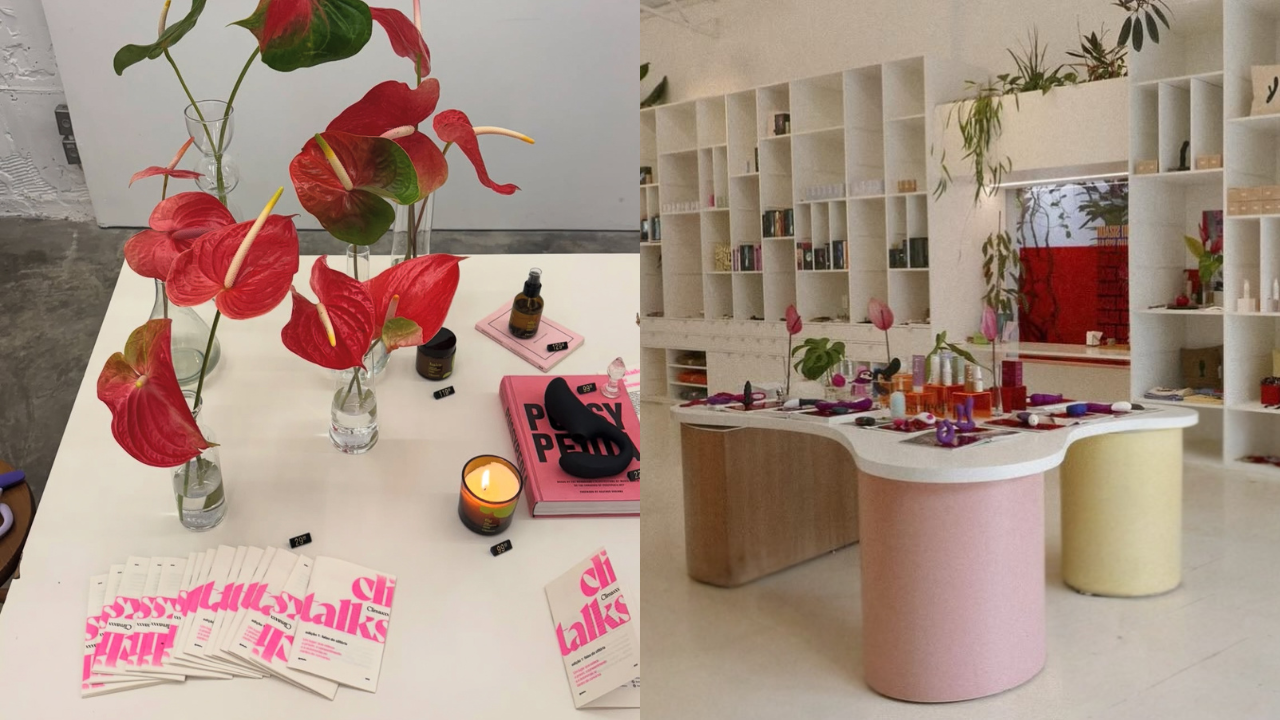 Duas imagens lado a lado. À esquerda, uma mesa branca com vasos de antúrios vermelhos, um livro rosa, um vibrador preto, velas e folhetos Cli Talks. À direita, uma loja com prateleiras brancas cheias de produtos, plantas penduradas e uma mesa de exposição com itens de bem-estar sexual