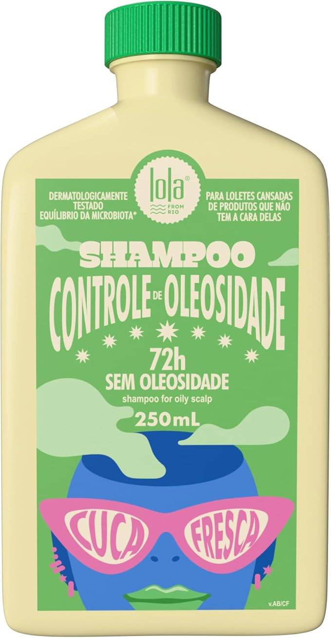 Frasco de shampoo Lola Cosmetics Cuida Fresca Controle de Oleosidade, 250ml, com tampa verde e r&oacute;tulo verde-claro. O r&oacute;tulo exibe uma ilustra&ccedil;&atilde;o de rosto azul com &oacute;culos de sol rosa e l&aacute;bios verdes, e textos como Dermatologicamente testado, 72h sem oleosidade
