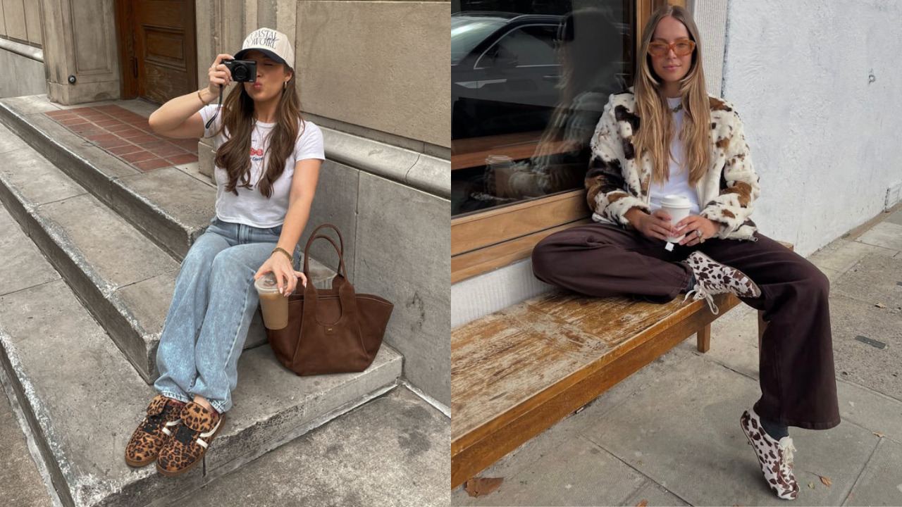 Duas mulheres jovens com roupas casuais e estampas de animais. À esquerda, uma mulher sentada em degraus de pedra, usando boné, camiseta branca, jeans largo, tênis de oncinha e segurando uma câmera e um copo de café. À direita, outra mulher sentada em um banco de madeira, com óculos de sol, jaqueta de pelos com estampa de vaca, calça marrom, tênis de estampa de vaca e segurando um copo de café. Ambas estão em ambientes urbanos