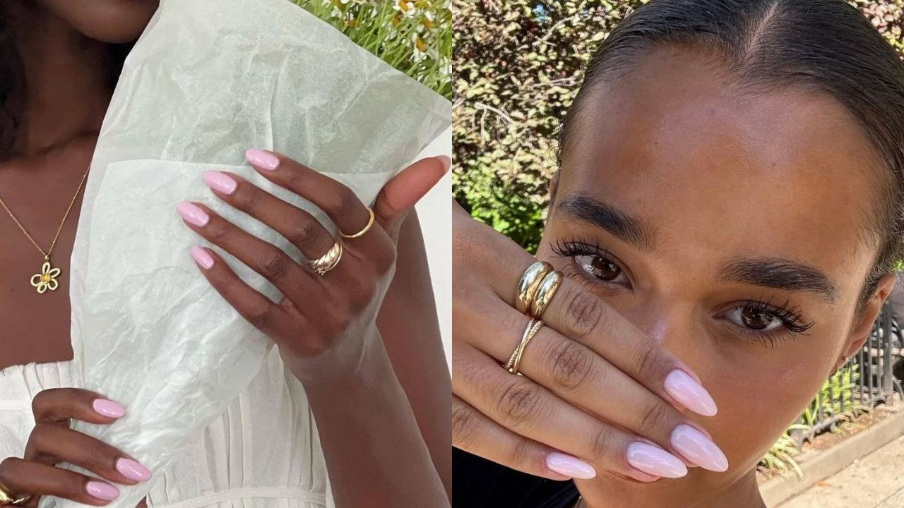 Duas fotos lado a lado de uma mulher com pele morena e unhas amendoadas em tom rosa claro. À esquerda, ela segura um tecido branco, exibindo um anel dourado no dedo anelar e um colar de flor. À direita, ela cobre parte do rosto com a mão, mostrando anéis dourados e cílios longos, com fundo de folhagem