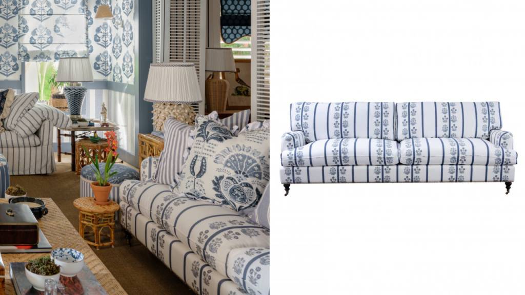 Sala de estar com sof&aacute; e poltrona listrados em azul e branco, almofadas com estampa floral, mesas de bambu e lumin&aacute;rias com c&uacute;pulas brancas. &Agrave; direita, um sof&aacute; id&ecirc;ntico em fundo branco